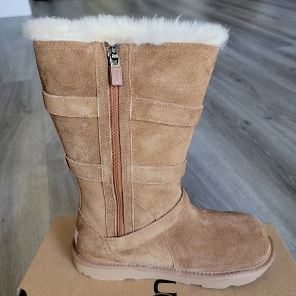 UGG Kids Maddi II Suede Boot - Picture 6 of 10